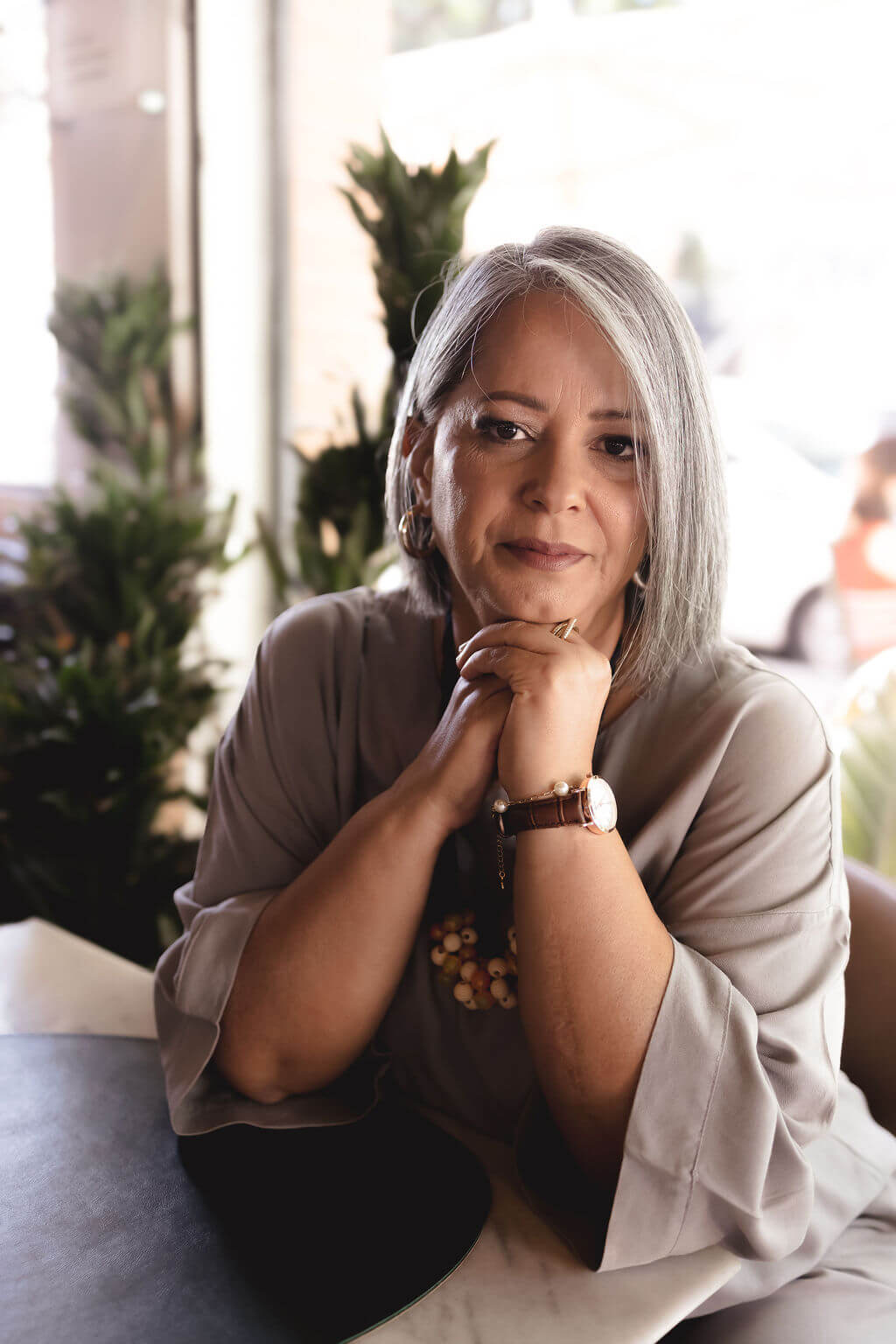 Ol&aacute;, eu sou a Telma Janu&aacute;rio, Economista, Psic&oacute;loga, Gestalt-Terapeuta, tenho 55 anos sou casada e tenho 2 filhos. Atuo como psic&oacute;loga cl&iacute;nica atendendo pessoas com uma dif&iacute;cil rela&ccedil;&atilde;o com o dinheiro. Acredito que &eacute; sempre poss&iacute;vel viver melhor quando conseguimos&nbsp;dar um sentido novo para nossas experi&ecirc;ncias de vida, e a&nbsp;partir desse&nbsp;momento podemos escrever uma hist&oacute;ria&nbsp;diferente.&nbsp;&nbsp;

Antes de ser psic&oacute;loga, trabalhei por mais de 20 anos como economista. Mesmo em projetos aparentemente f&aacute;ceis, comecei a perceber&nbsp;que&nbsp;as planilhas de Excel n&atilde;o eram suficientes, porque dentro daquela empresa, existiam pessoas, e aquelas pessoas estavam al&iacute;&nbsp; por causa de um sonho,&nbsp;sonho de proporcionar para a fam&iacute;lia uma vida melhor, o sonho de se tornar uma pessoa &ldquo;bem sucedida&rdquo;, o sonho de &ldquo;ser algu&eacute;m reconhecido&rdquo;.&nbsp;

Compreedi, que para al&eacute;m dos modelos prontos, padronizados e testados de gest&atilde;o, nenhuma empresa era igual, porque em cada empresas, existiam pessoas diferentes, hist&oacute;rias de vida diferentes, eu eu precisaria olhar para essas hist&oacute;rias, antes de apresentar qualquer n&uacute;mero.

&nbsp;

&nbsp;